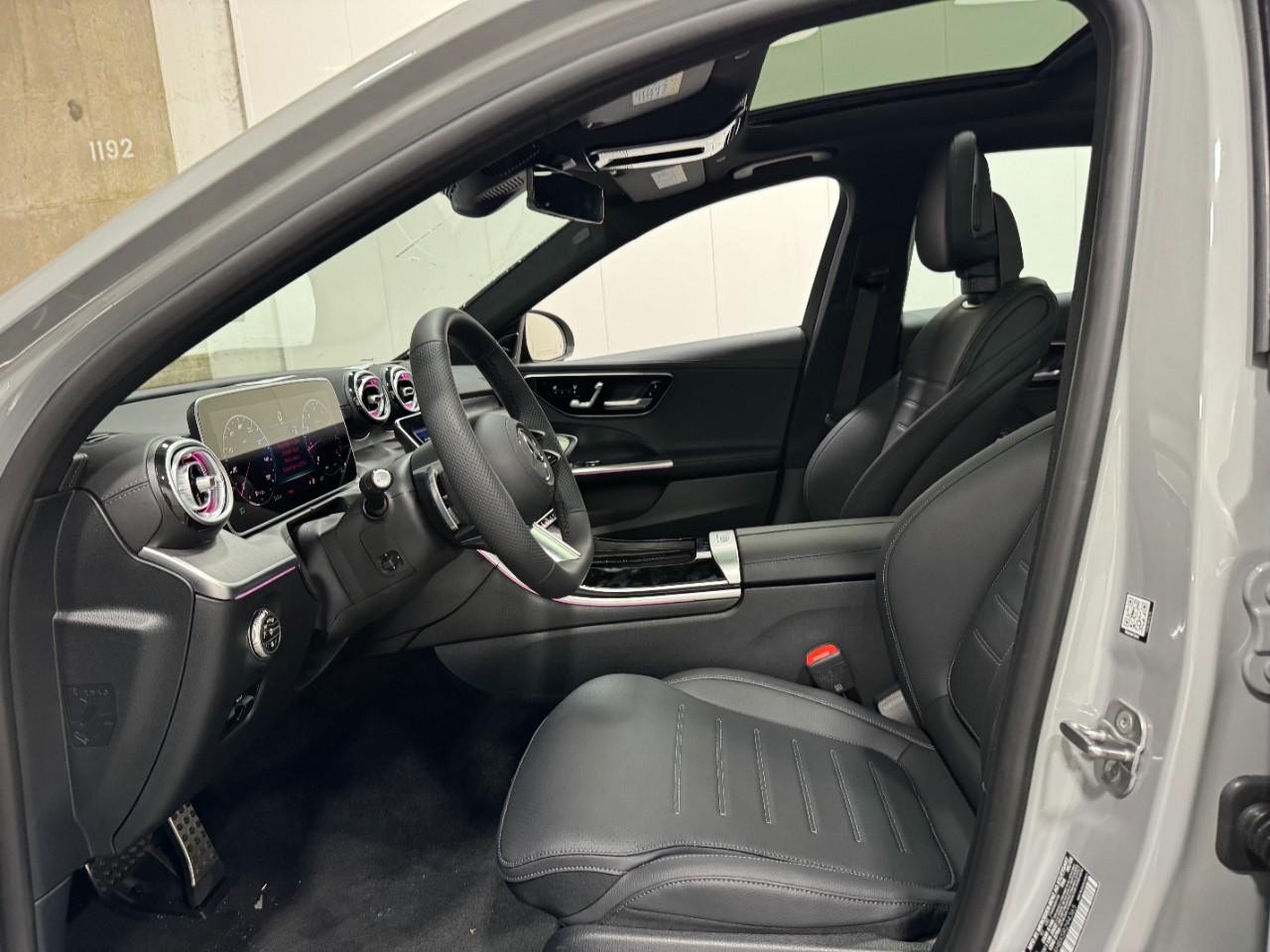 Mercedes-Benz C-Class Vehicle Full-screen Gallery Image 29