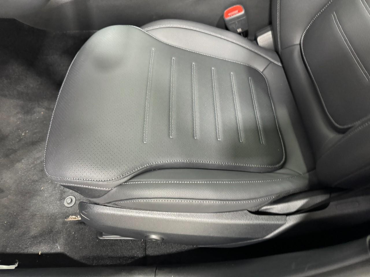 Mercedes-Benz C-Class Vehicle Full-screen Gallery Image 30