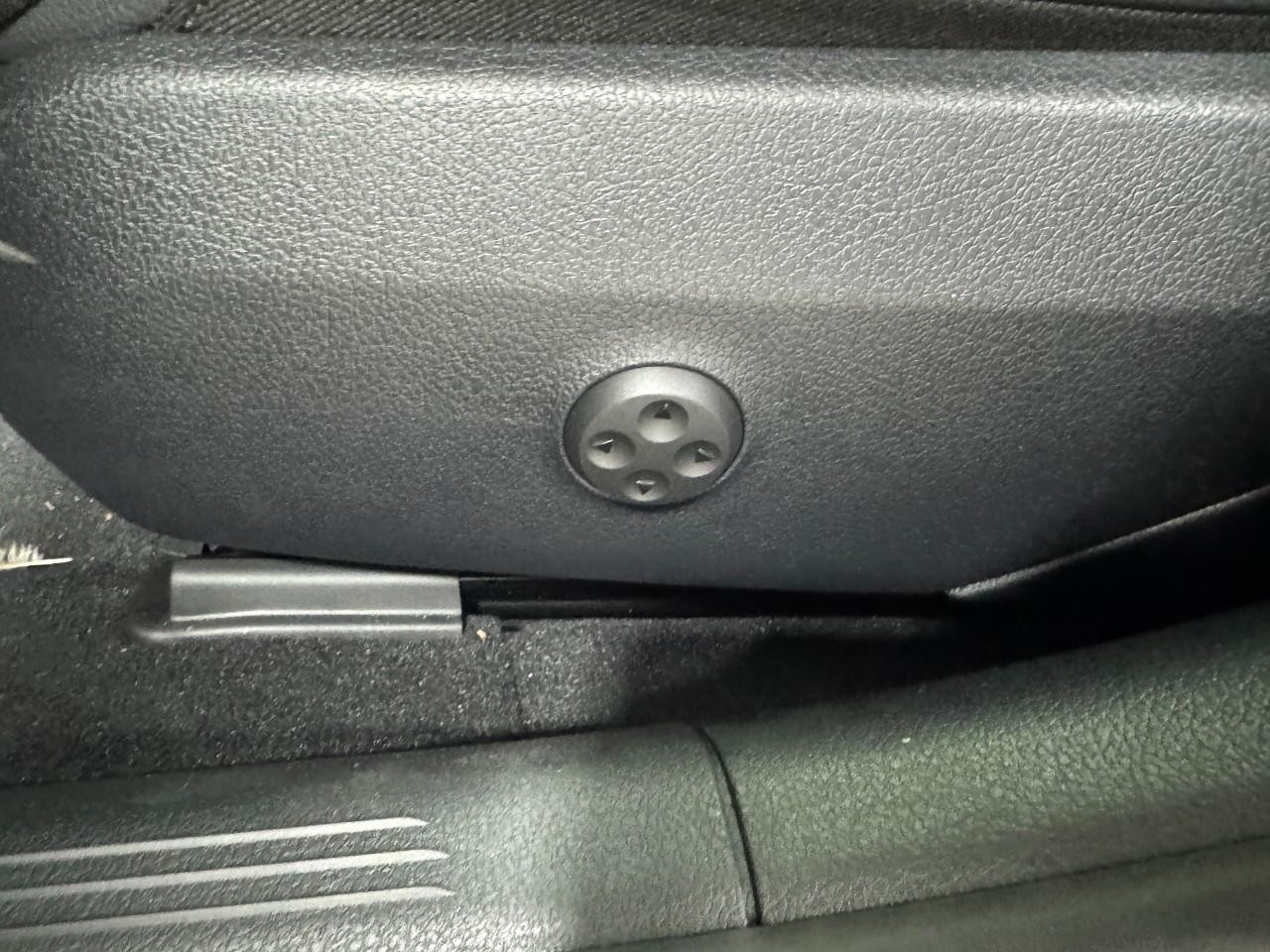 Mercedes-Benz C-Class Vehicle Full-screen Gallery Image 31