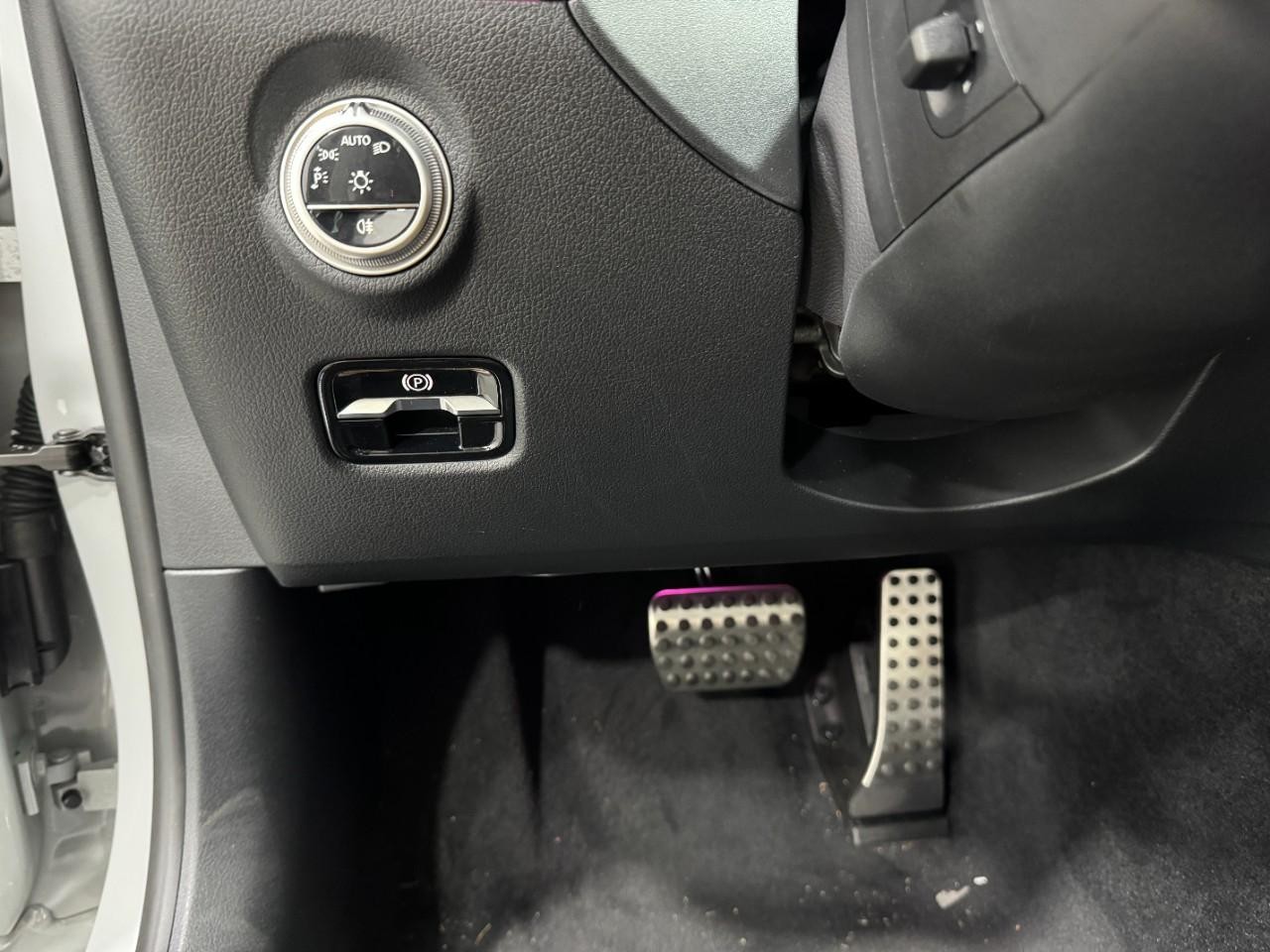 Mercedes-Benz C-Class Vehicle Full-screen Gallery Image 32