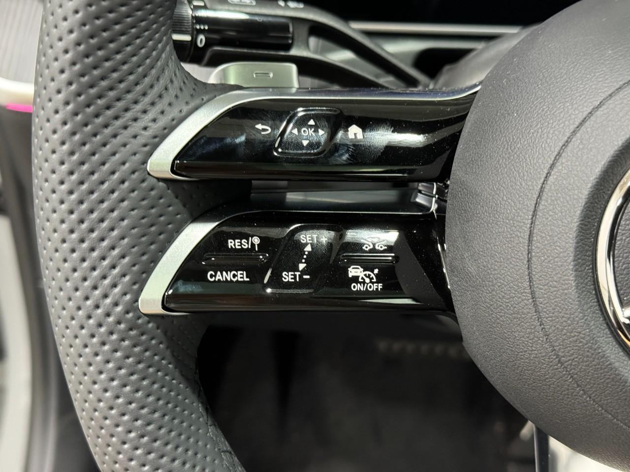 Mercedes-Benz C-Class Vehicle Full-screen Gallery Image 33