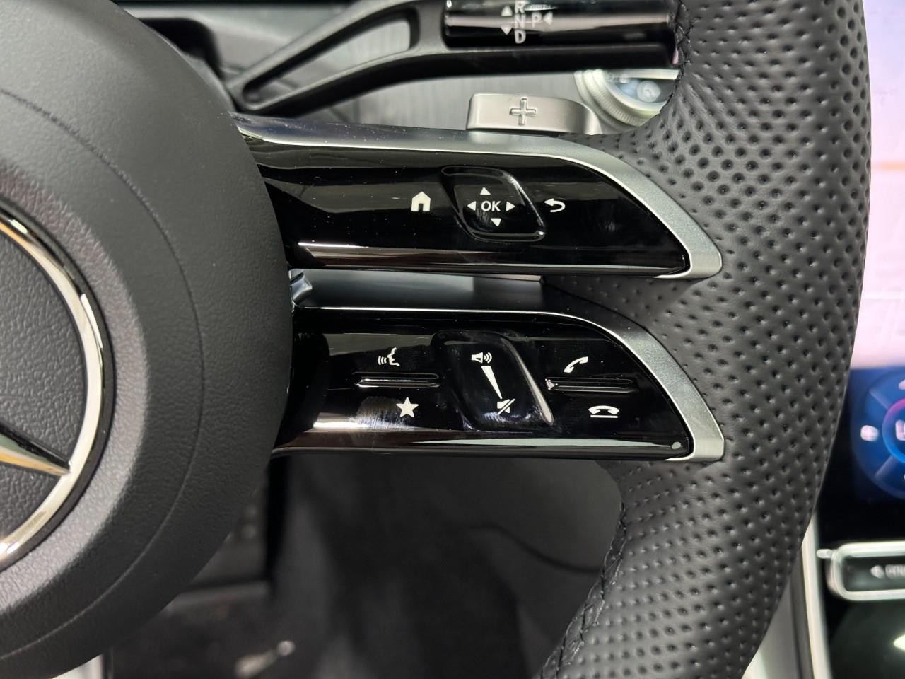 Mercedes-Benz C-Class Vehicle Full-screen Gallery Image 34