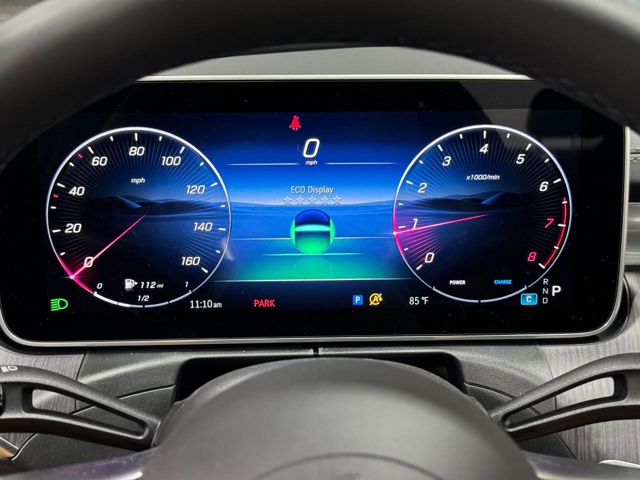 Mercedes-Benz C-Class Vehicle Full-screen Gallery Image 35