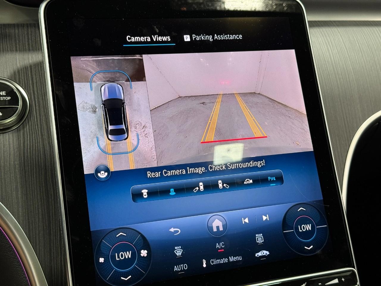 Mercedes-Benz C-Class Vehicle Full-screen Gallery Image 37