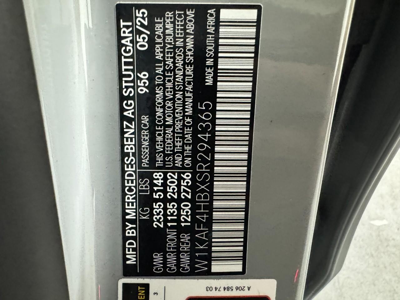 Mercedes-Benz C-Class Vehicle Full-screen Gallery Image 38