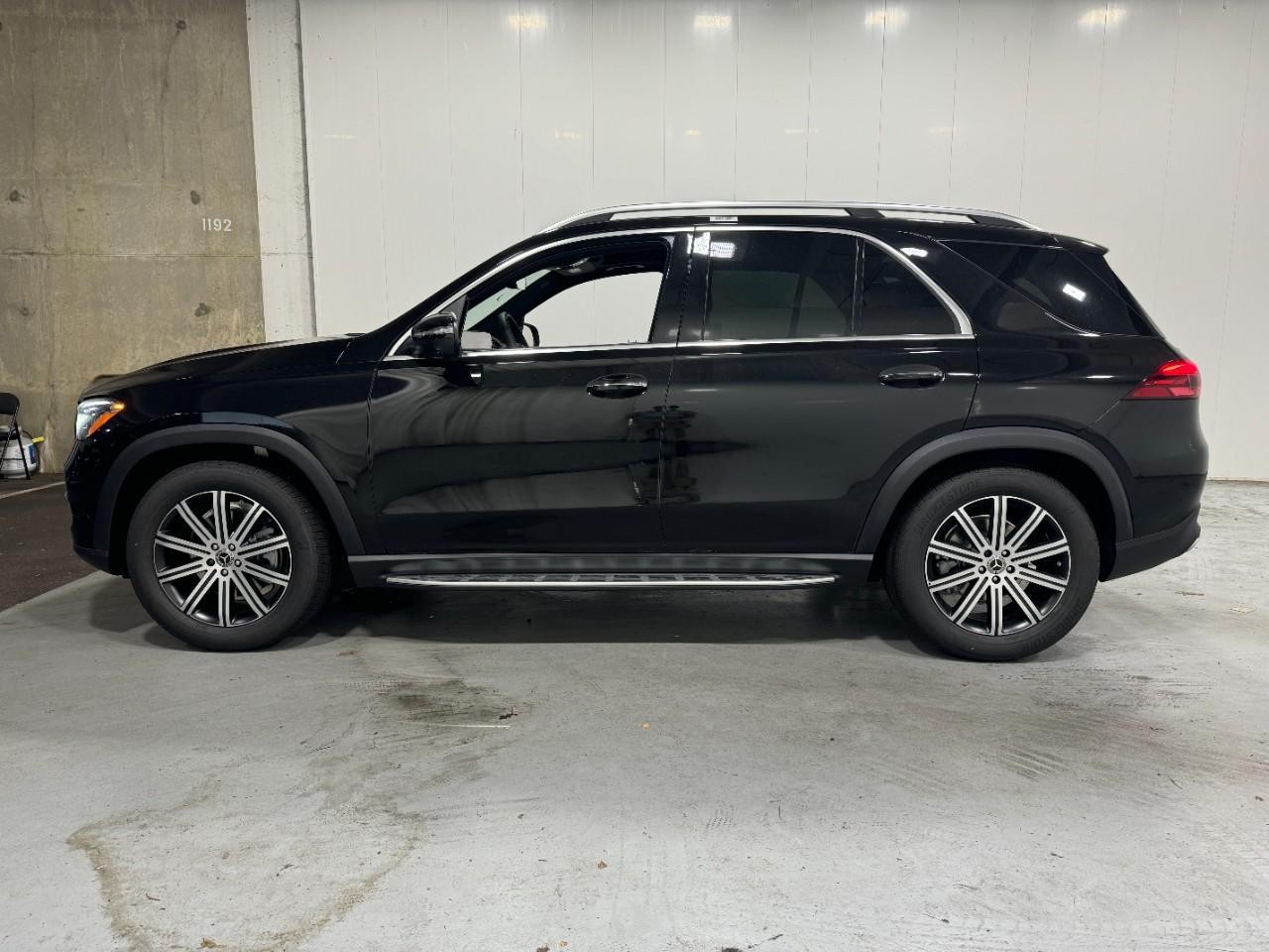 Mercedes-Benz GLE Vehicle Full-screen Gallery Image 2