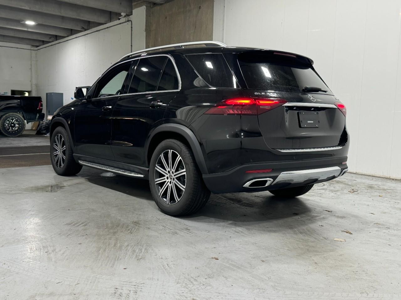 Mercedes-Benz GLE Vehicle Full-screen Gallery Image 3