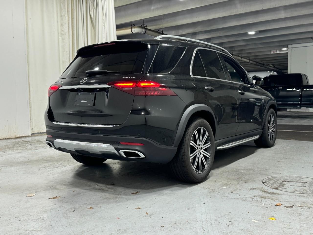 Mercedes-Benz GLE Vehicle Full-screen Gallery Image 4