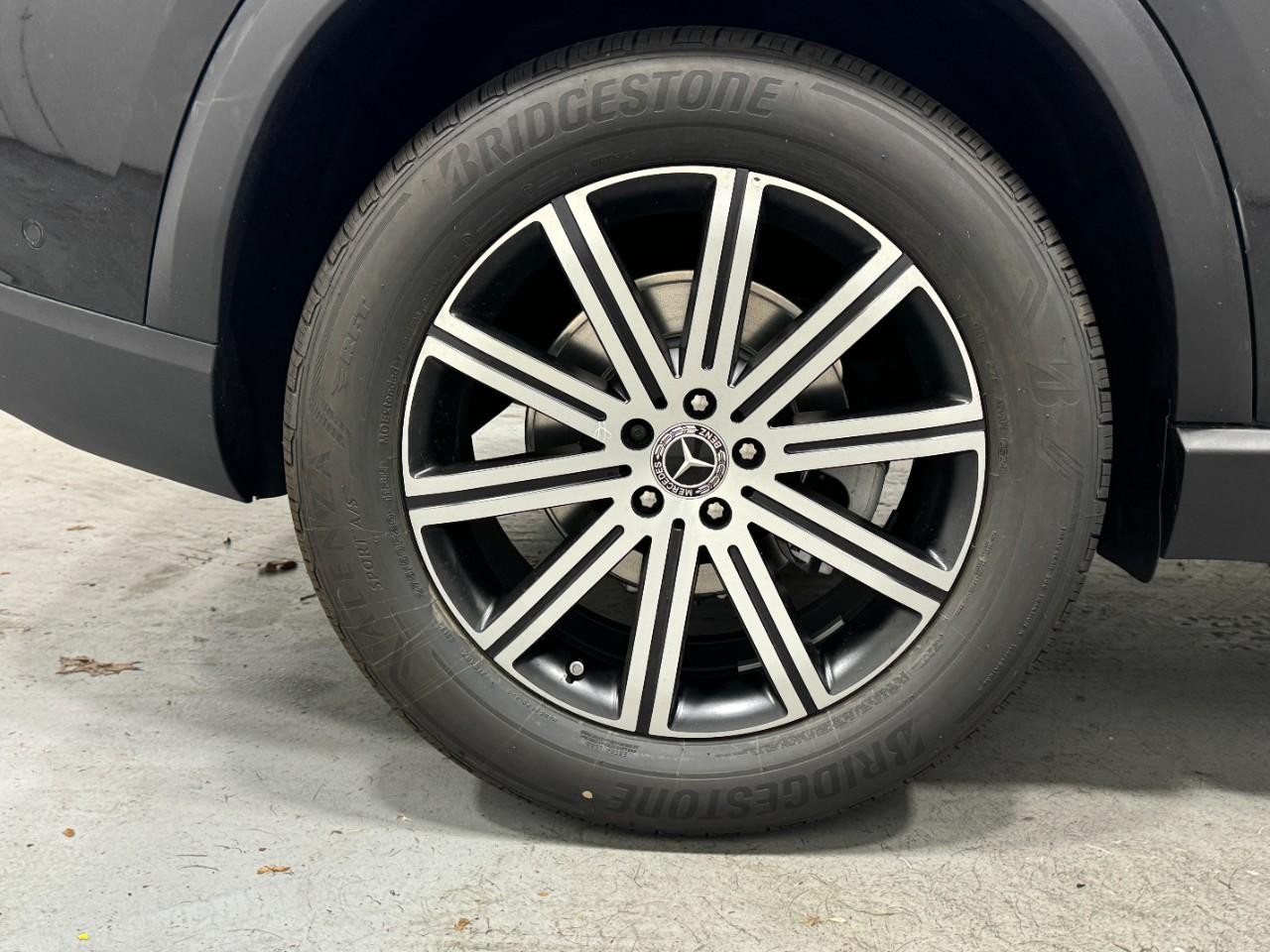 Mercedes-Benz GLE Vehicle Full-screen Gallery Image 5