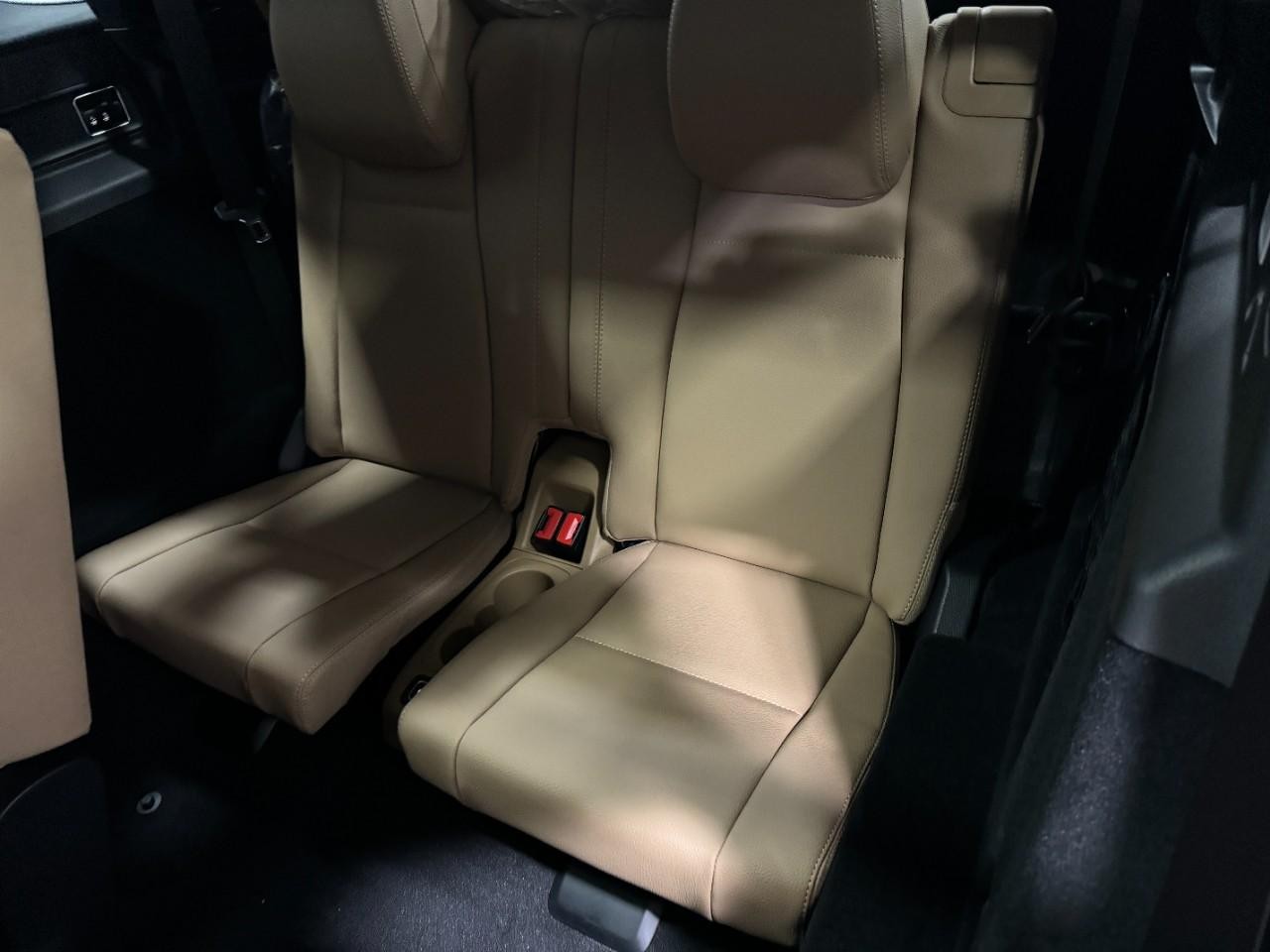 Mercedes-Benz GLE Vehicle Full-screen Gallery Image 8