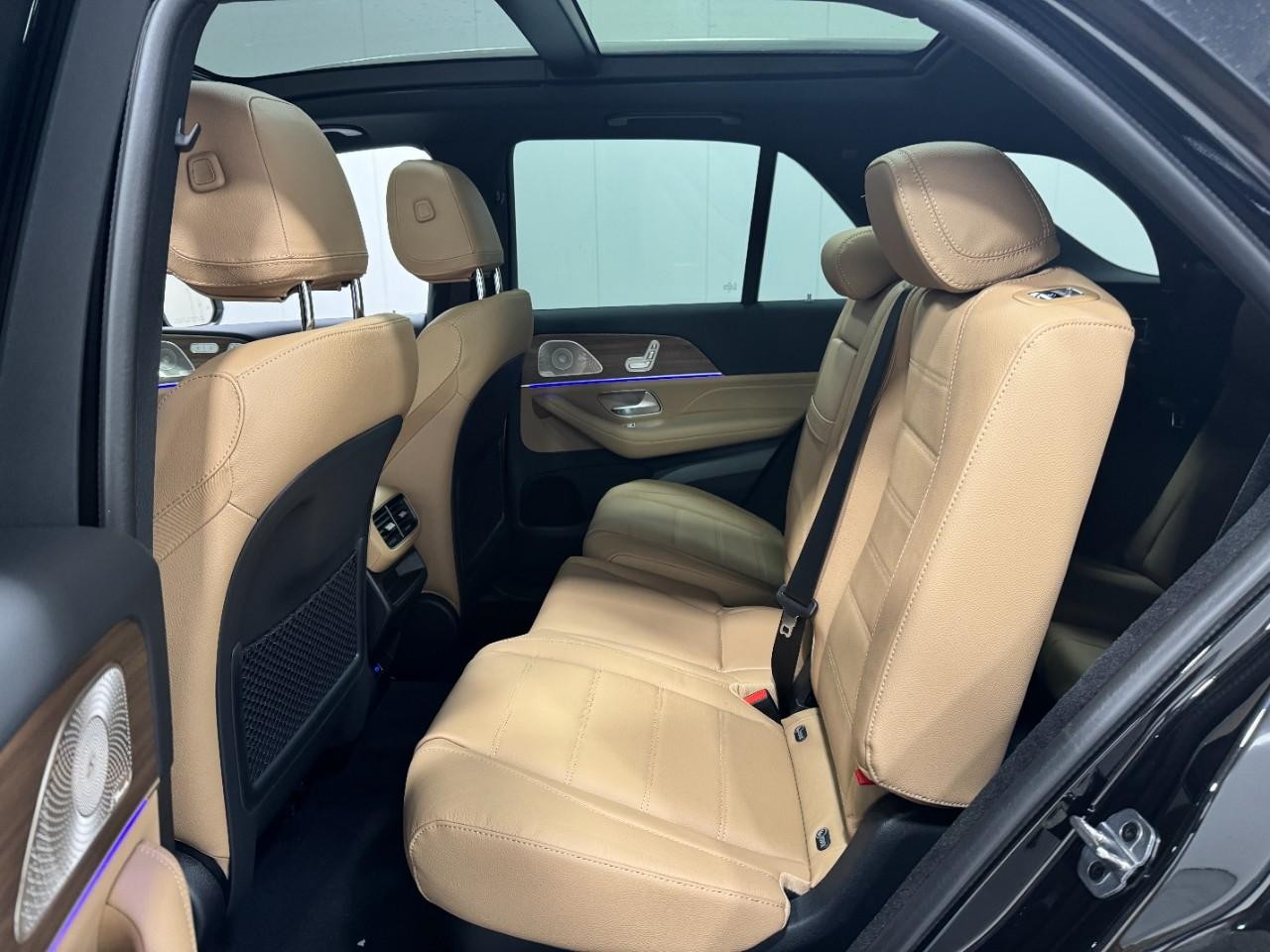 Mercedes-Benz GLE Vehicle Full-screen Gallery Image 9