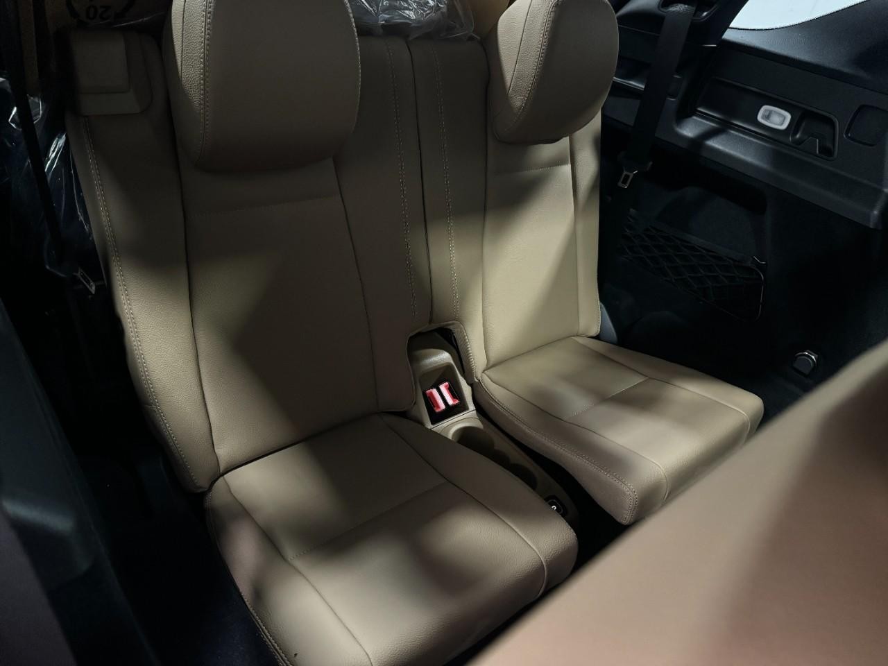 Mercedes-Benz GLE Vehicle Full-screen Gallery Image 11