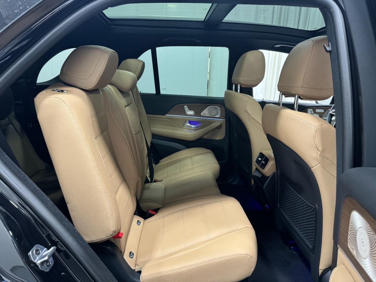 Mercedes-Benz GLE Vehicle Full-screen Gallery Image 12