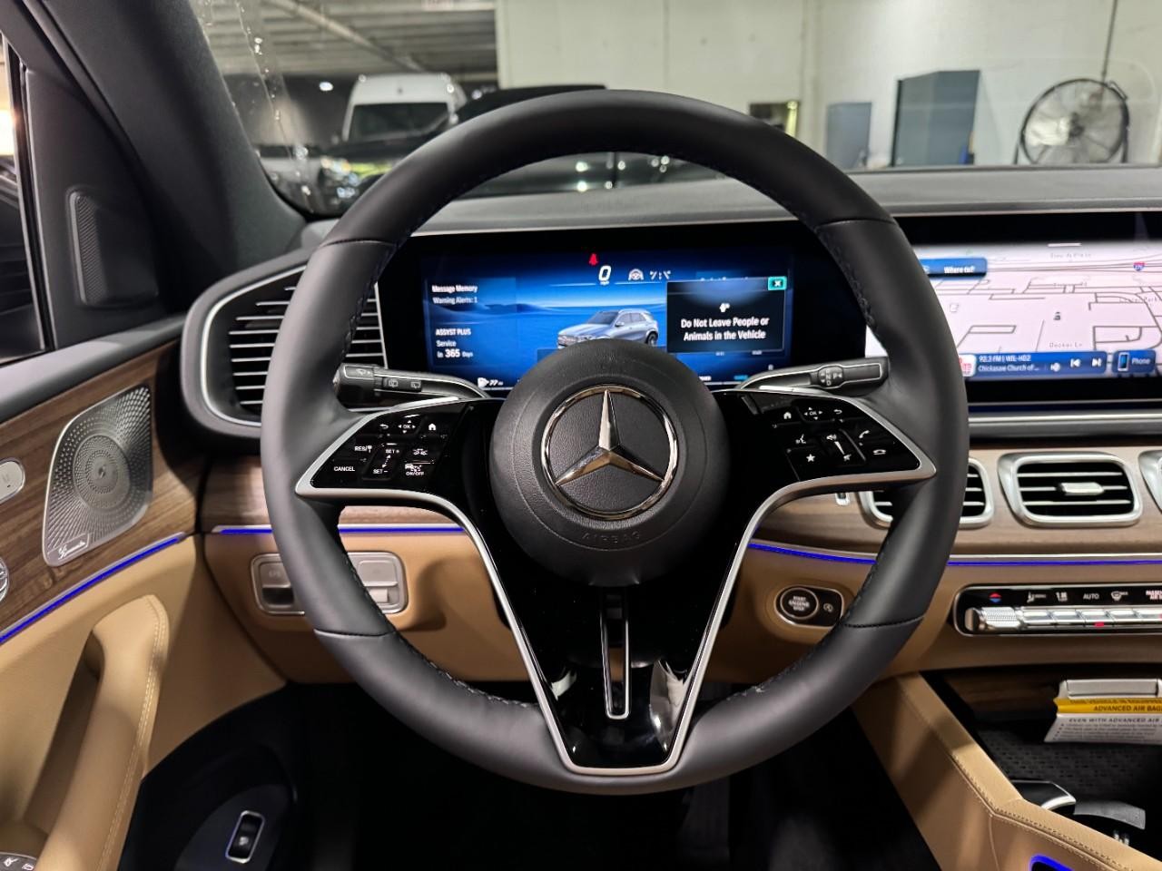 Mercedes-Benz GLE Vehicle Full-screen Gallery Image 15