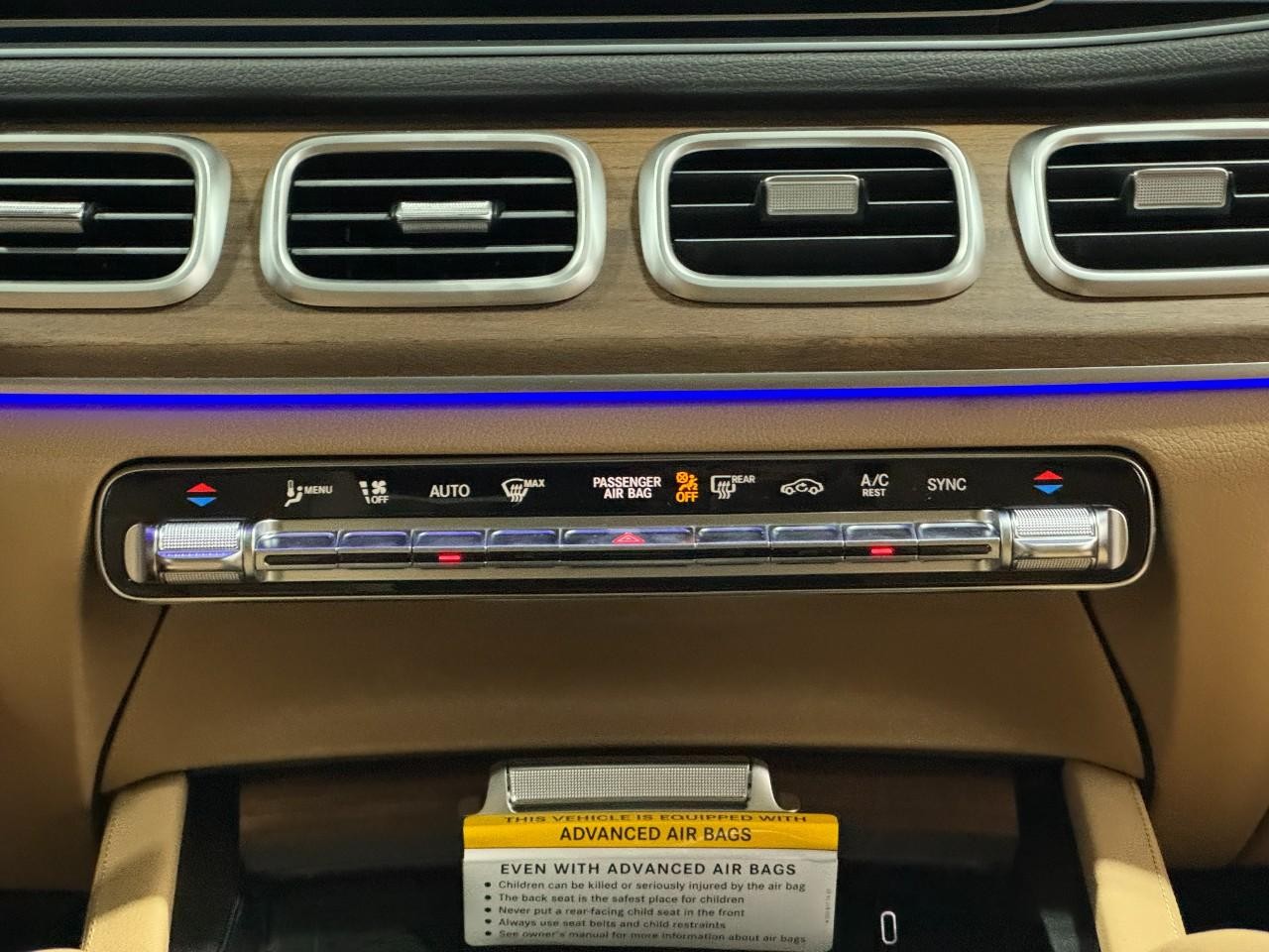 Mercedes-Benz GLE Vehicle Full-screen Gallery Image 17