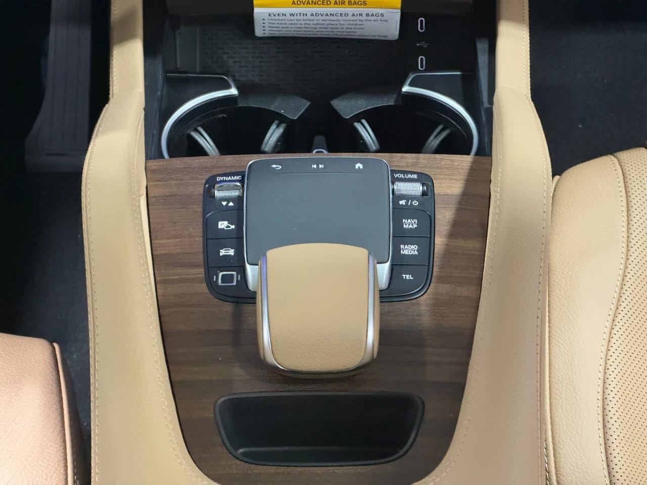 Mercedes-Benz GLE Vehicle Full-screen Gallery Image 18