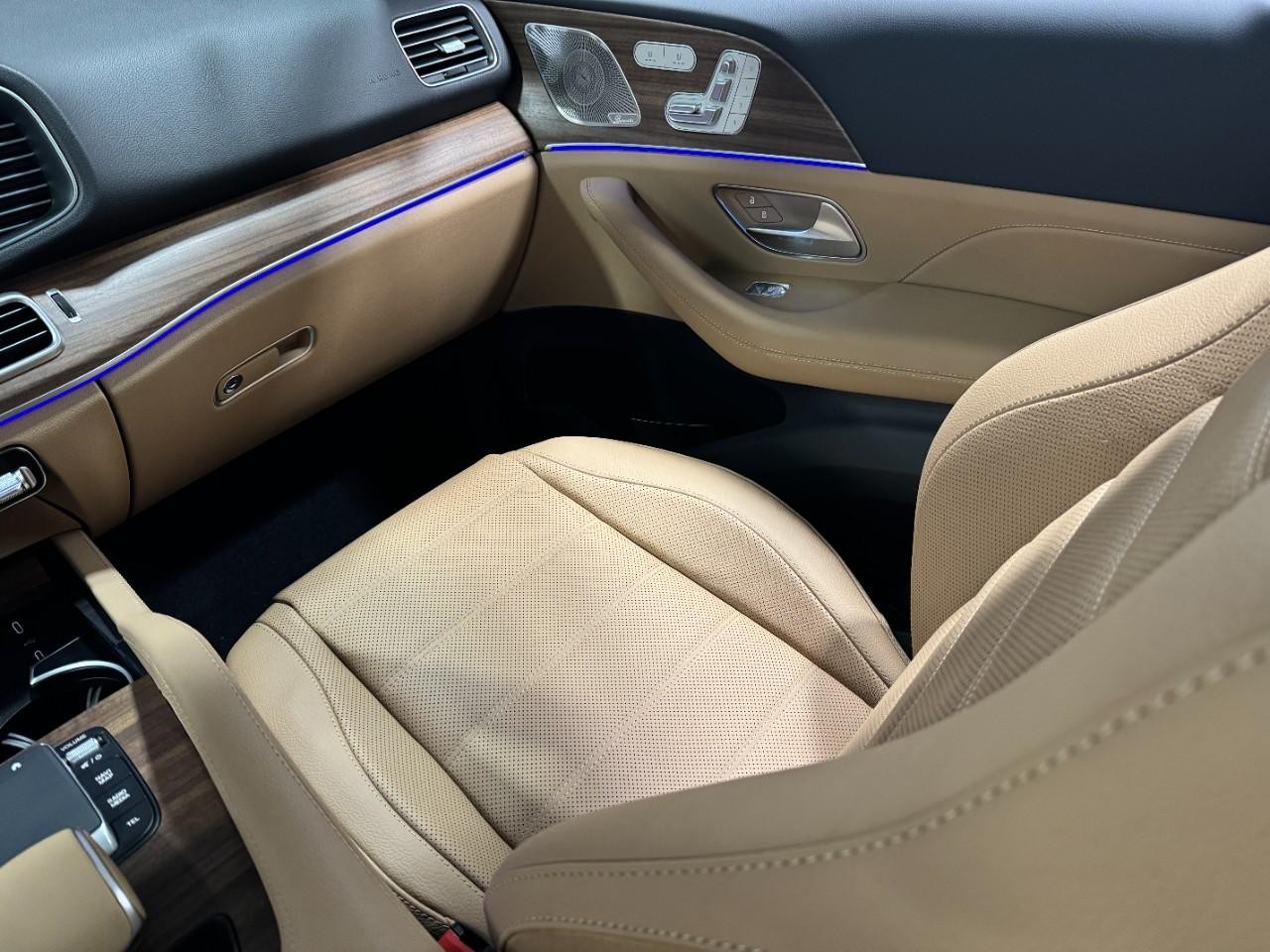 Mercedes-Benz GLE Vehicle Full-screen Gallery Image 19