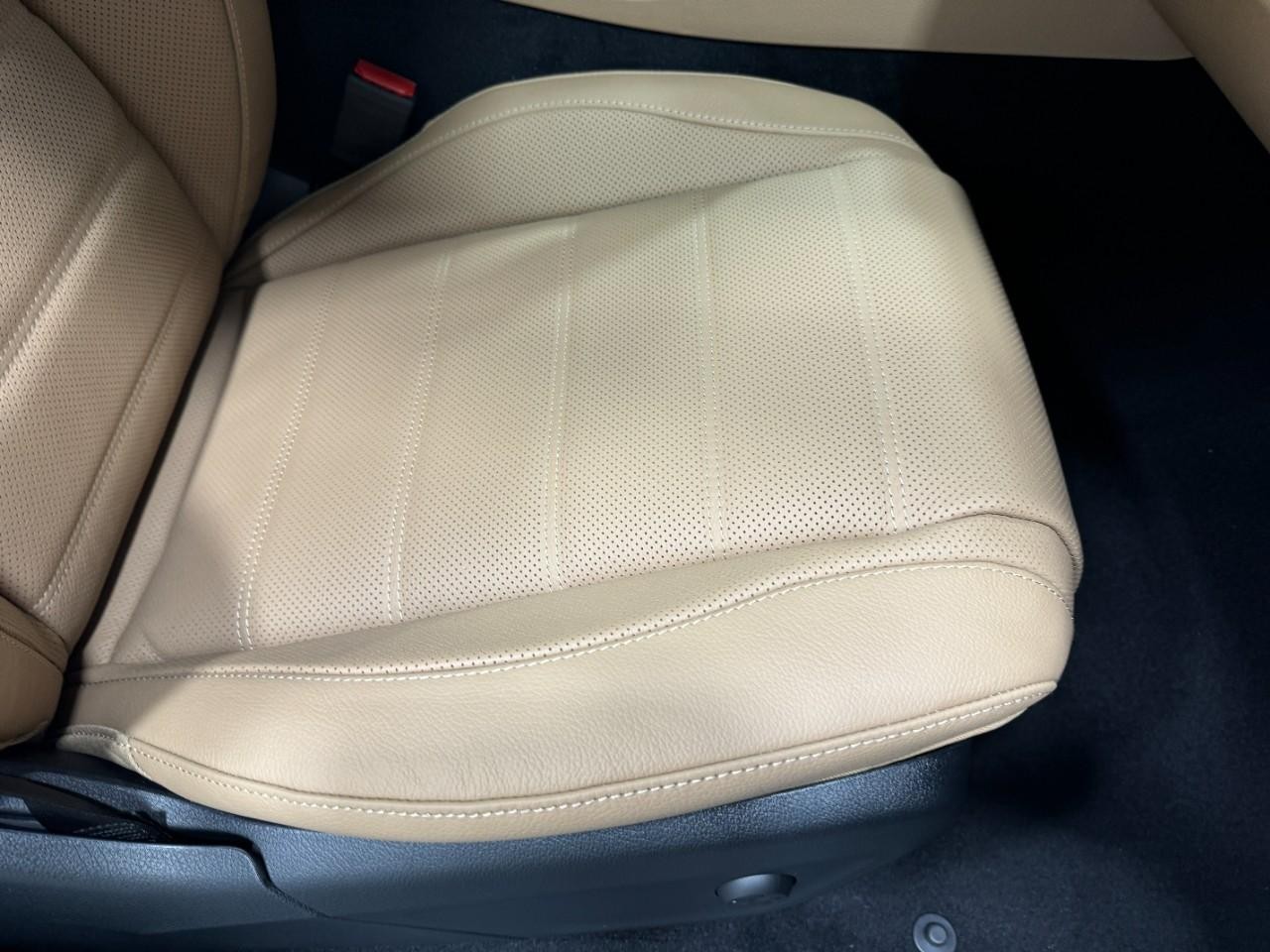 Mercedes-Benz GLE Vehicle Full-screen Gallery Image 21