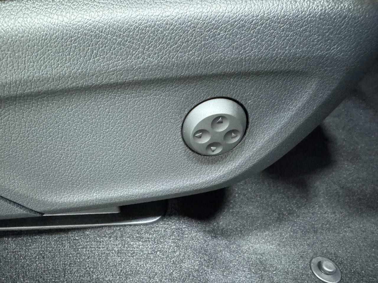 Mercedes-Benz GLE Vehicle Full-screen Gallery Image 22