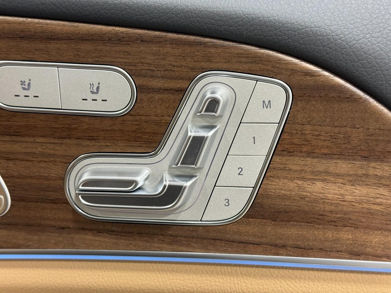 Mercedes-Benz GLE Vehicle Full-screen Gallery Image 23