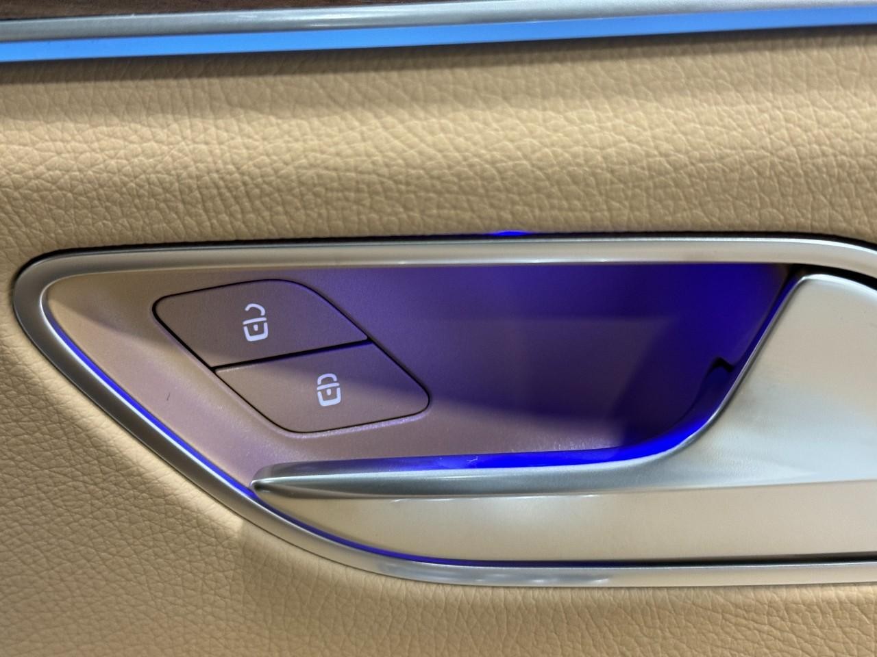 Mercedes-Benz GLE Vehicle Full-screen Gallery Image 24