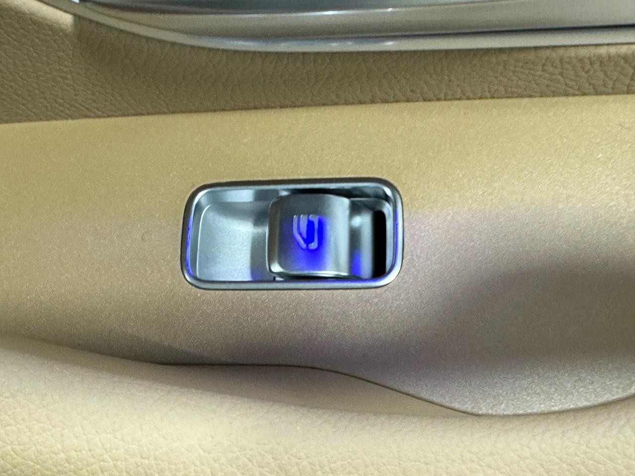 Mercedes-Benz GLE Vehicle Full-screen Gallery Image 25