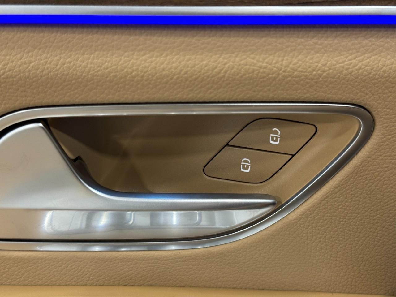 Mercedes-Benz GLE Vehicle Full-screen Gallery Image 28