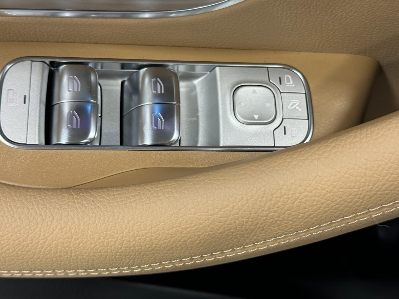 Mercedes-Benz GLE Vehicle Full-screen Gallery Image 29