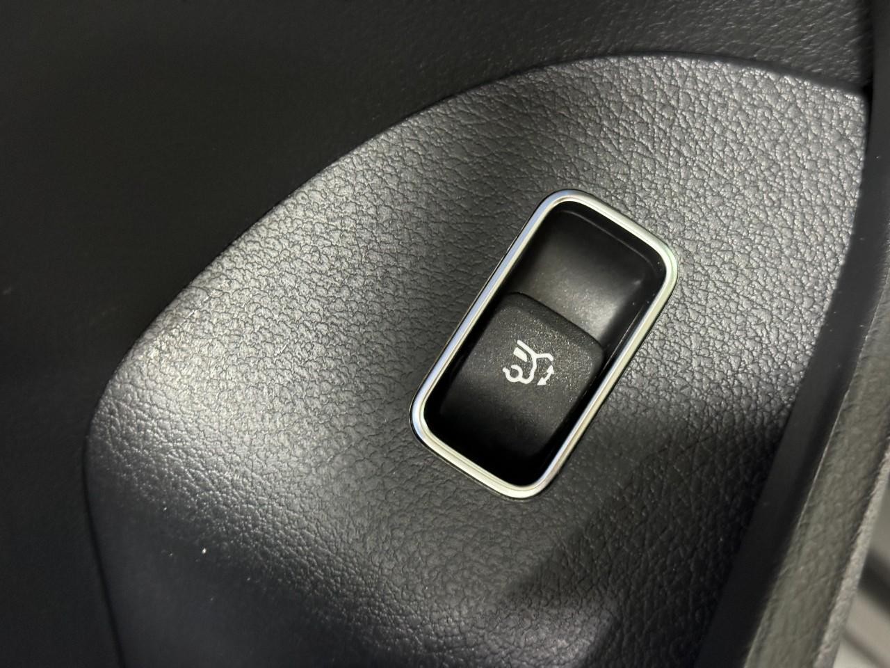 Mercedes-Benz GLE Vehicle Full-screen Gallery Image 30