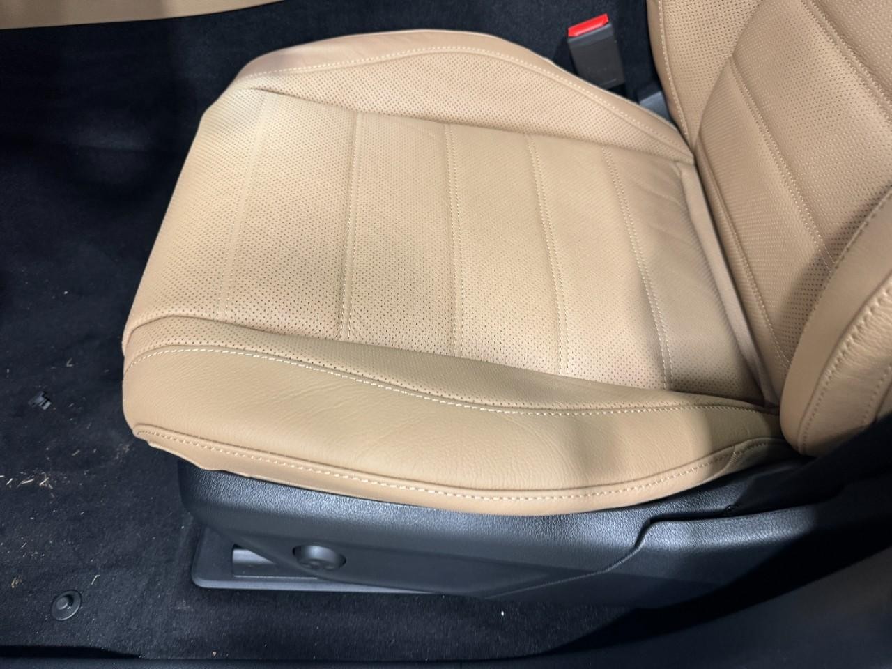 Mercedes-Benz GLE Vehicle Full-screen Gallery Image 32