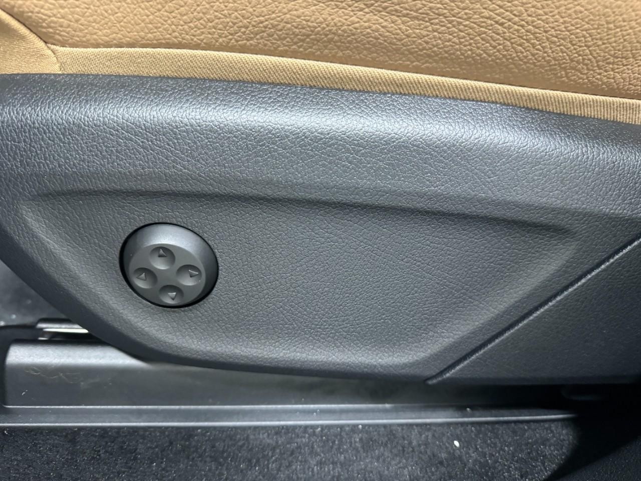 Mercedes-Benz GLE Vehicle Full-screen Gallery Image 33