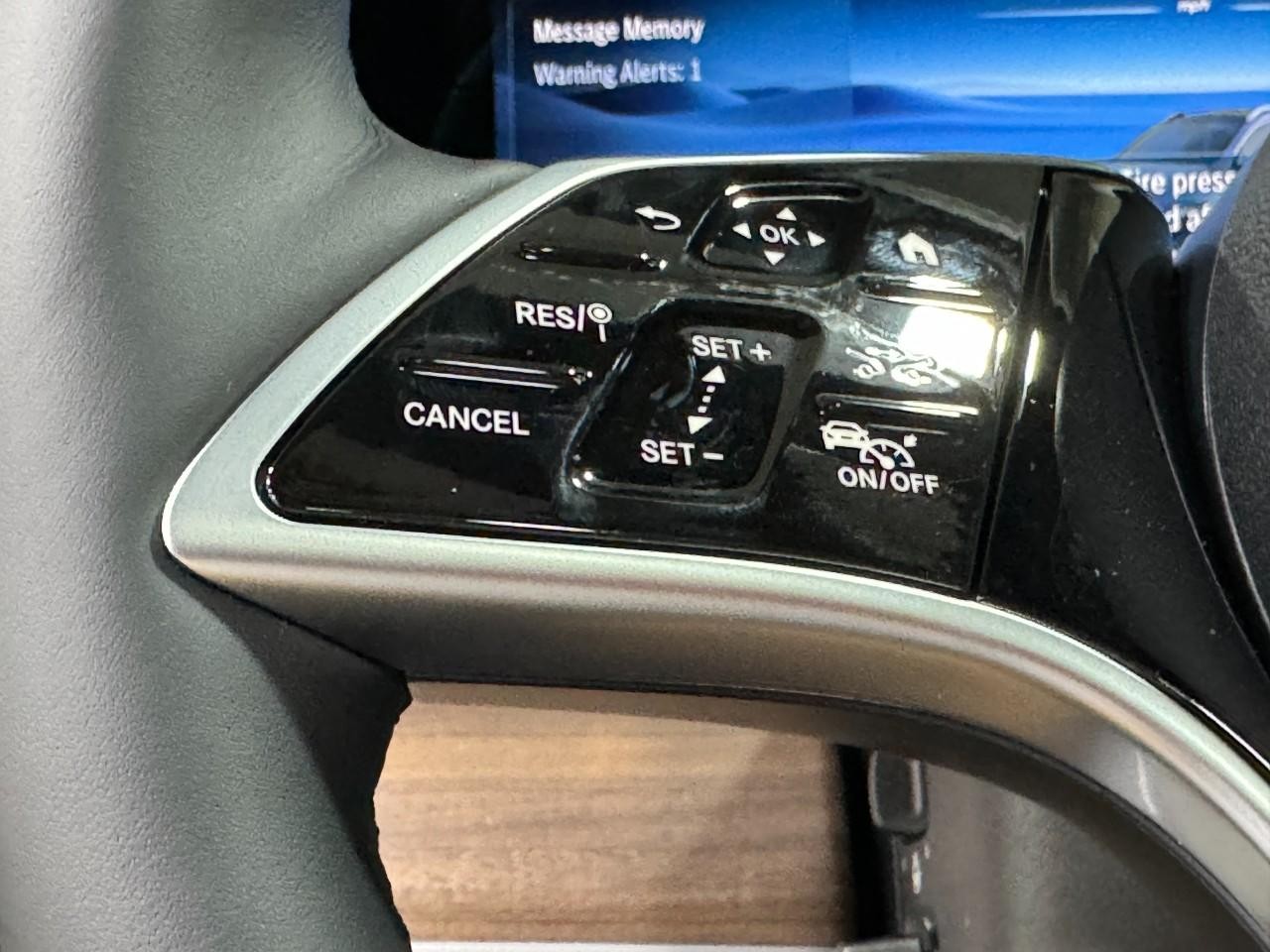 Mercedes-Benz GLE Vehicle Full-screen Gallery Image 35