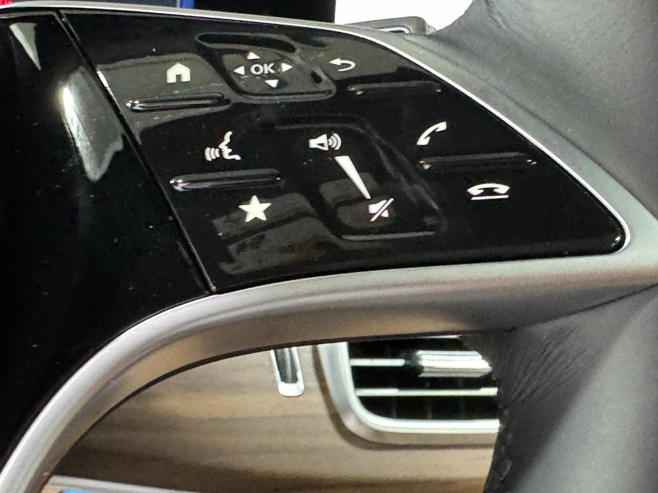 Mercedes-Benz GLE Vehicle Full-screen Gallery Image 36