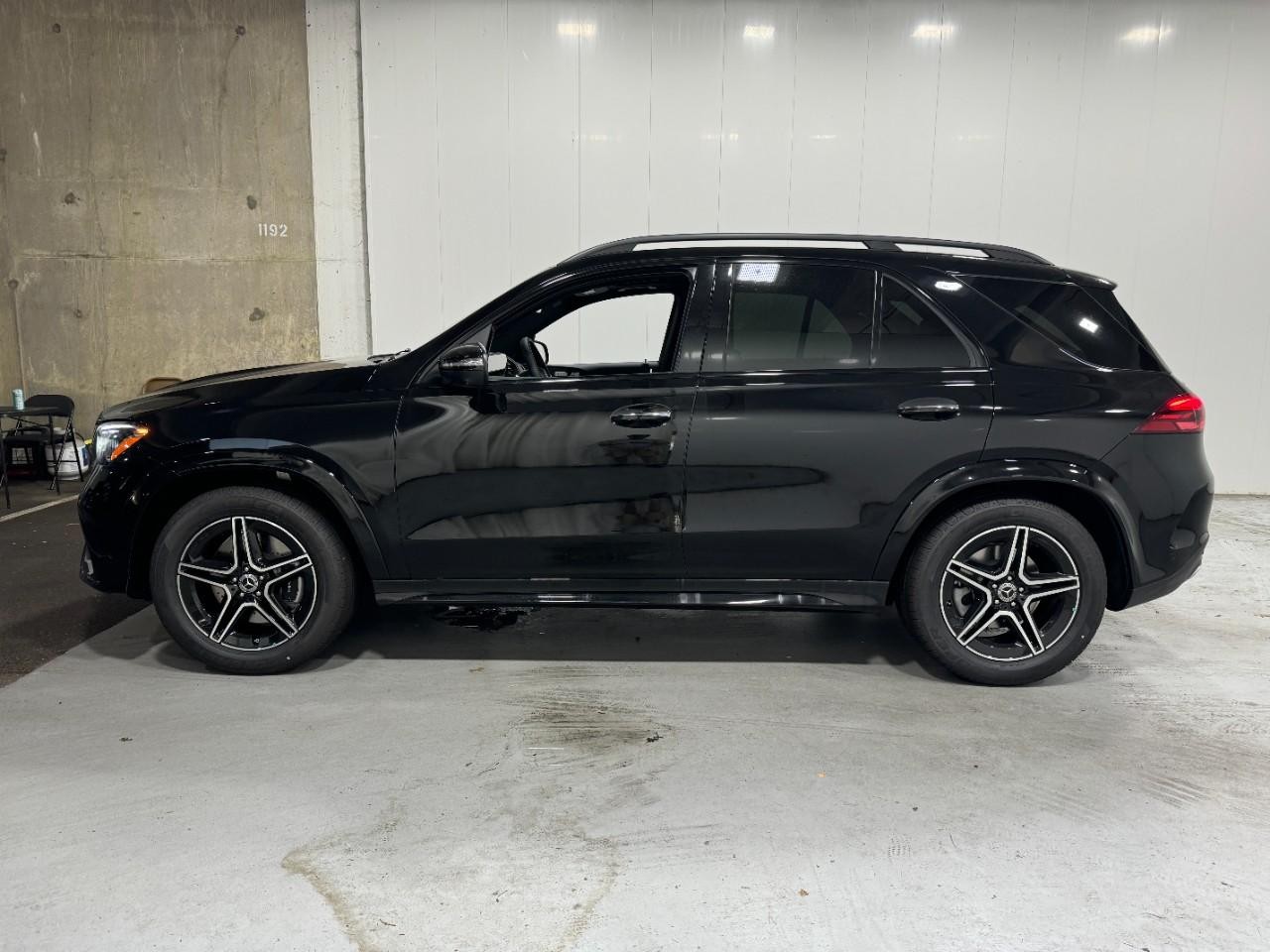Mercedes-Benz GLE Vehicle Full-screen Gallery Image 2