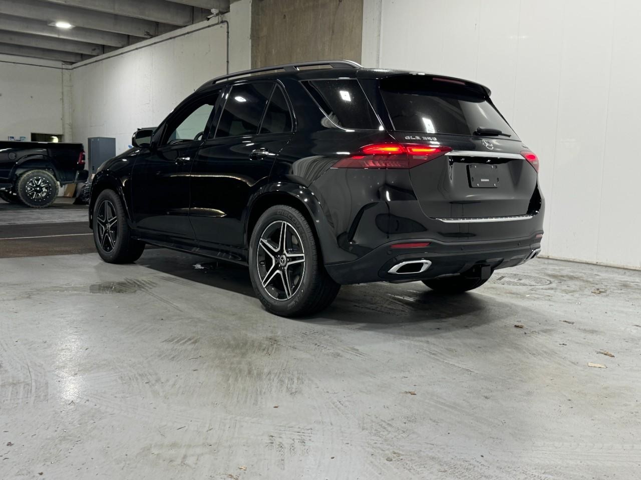 Mercedes-Benz GLE Vehicle Full-screen Gallery Image 3