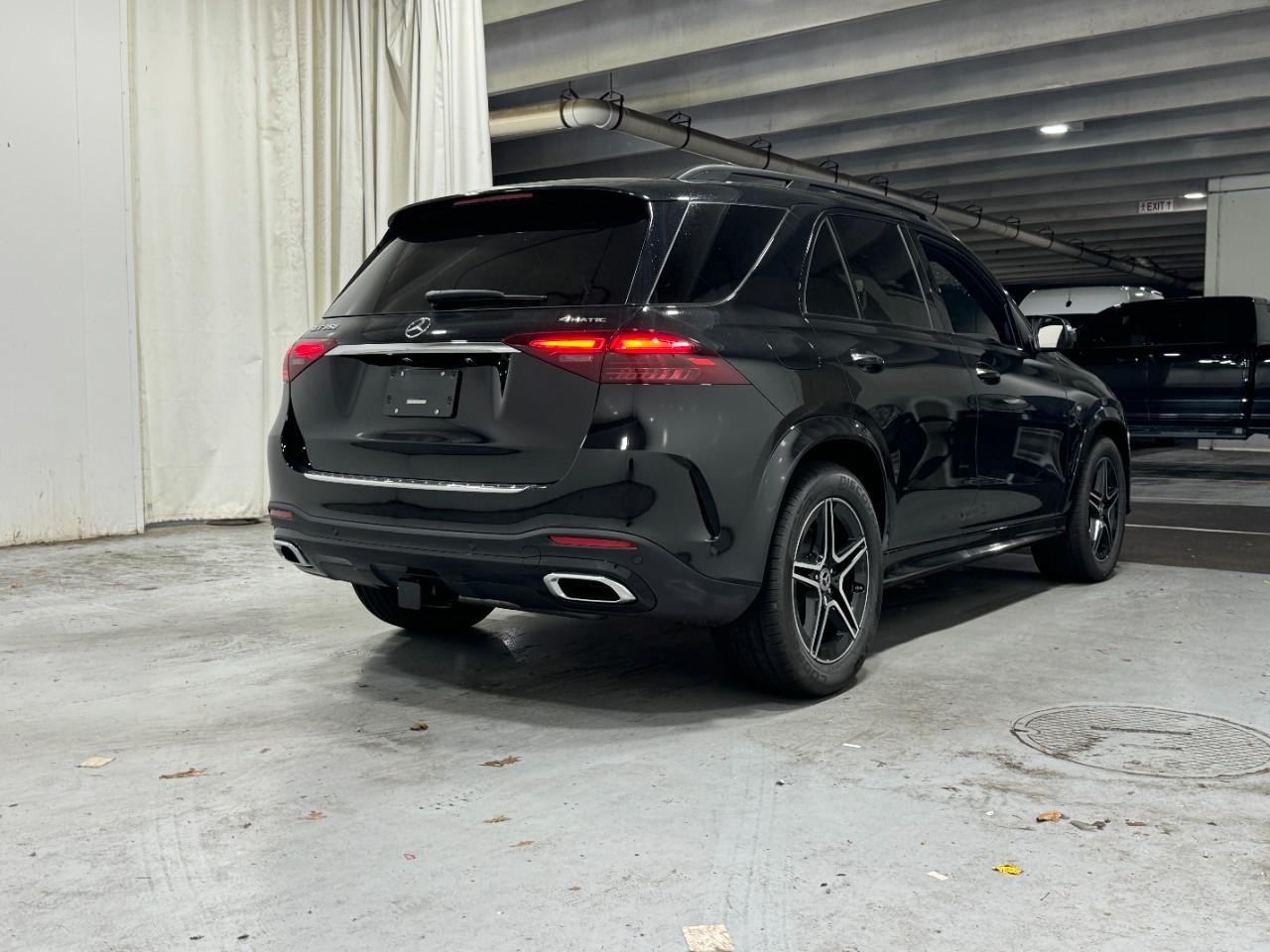 Mercedes-Benz GLE Vehicle Full-screen Gallery Image 4