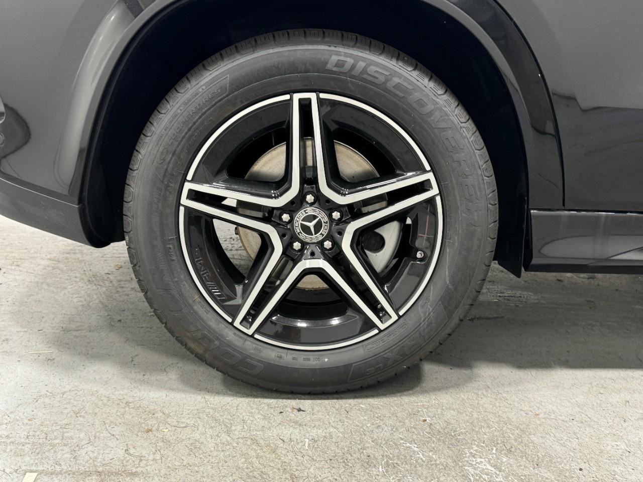 Mercedes-Benz GLE Vehicle Full-screen Gallery Image 5