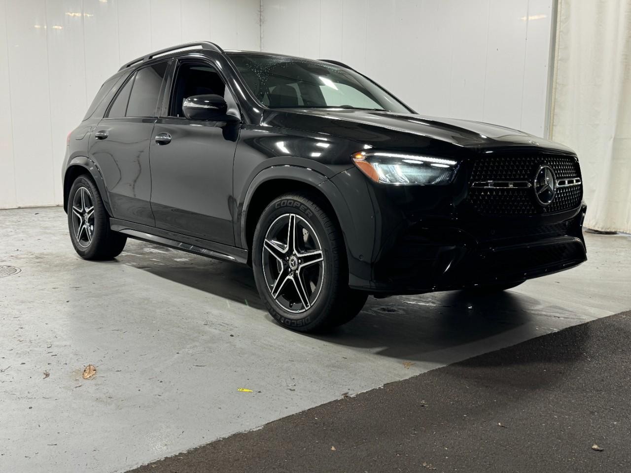 Mercedes-Benz GLE Vehicle Full-screen Gallery Image 6