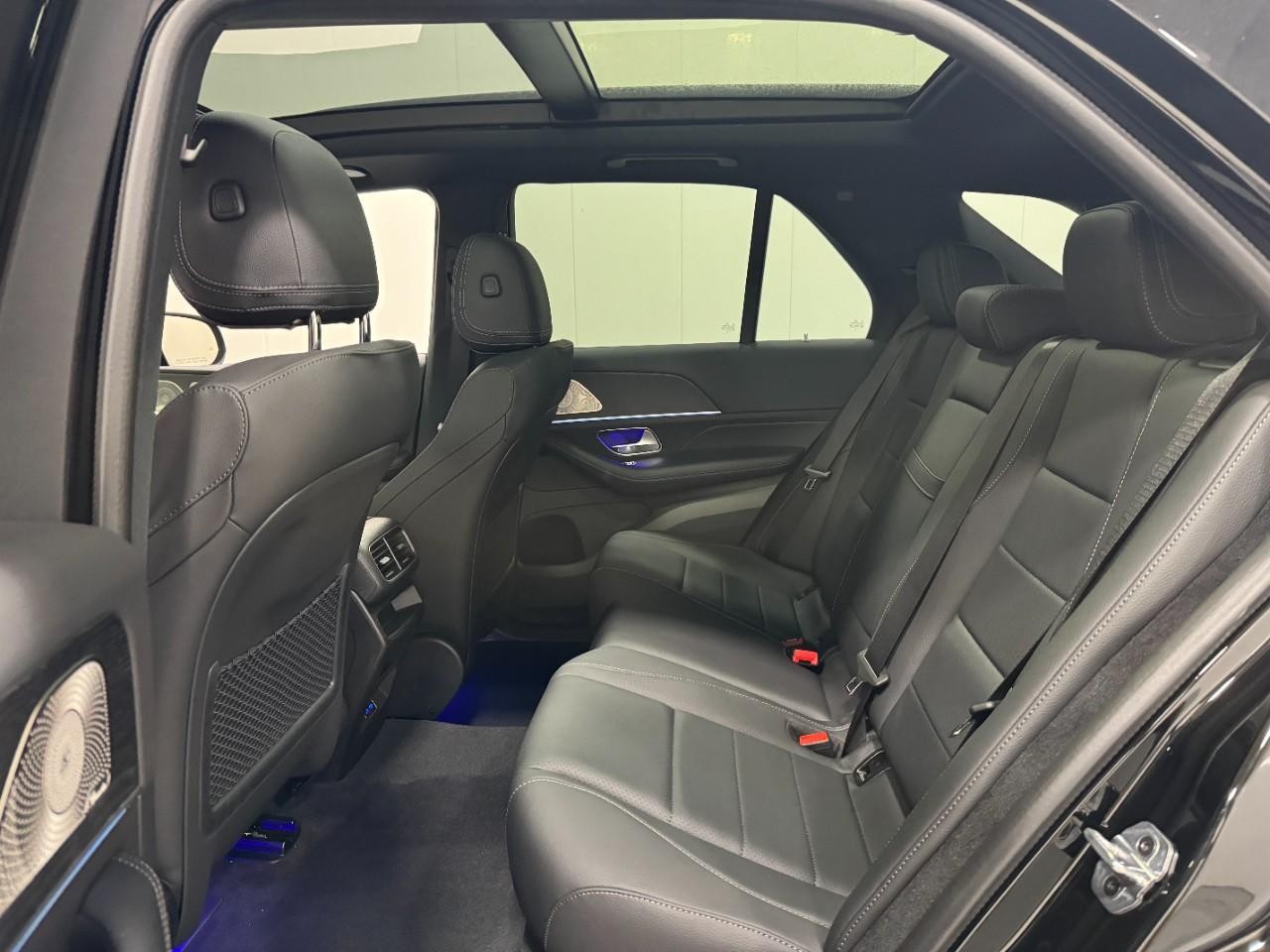 Mercedes-Benz GLE Vehicle Full-screen Gallery Image 8