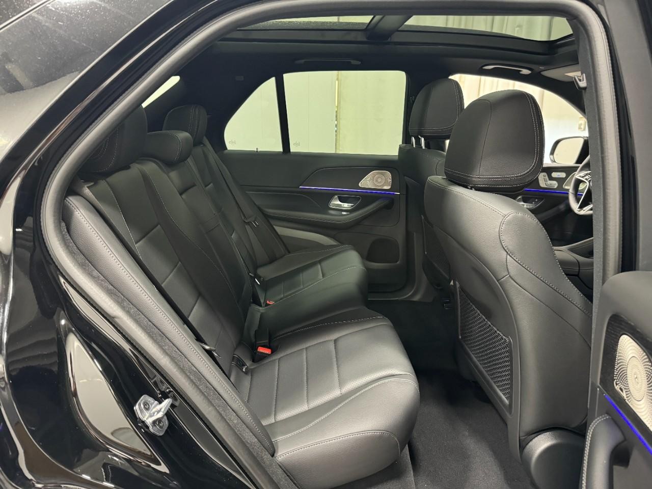 Mercedes-Benz GLE Vehicle Full-screen Gallery Image 10