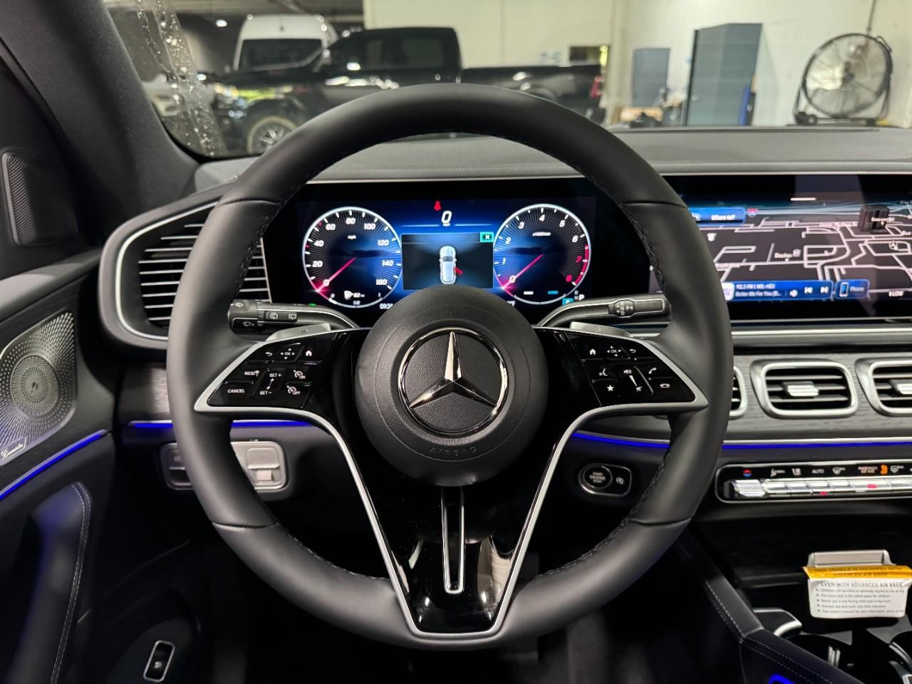 Mercedes-Benz GLE Vehicle Full-screen Gallery Image 13