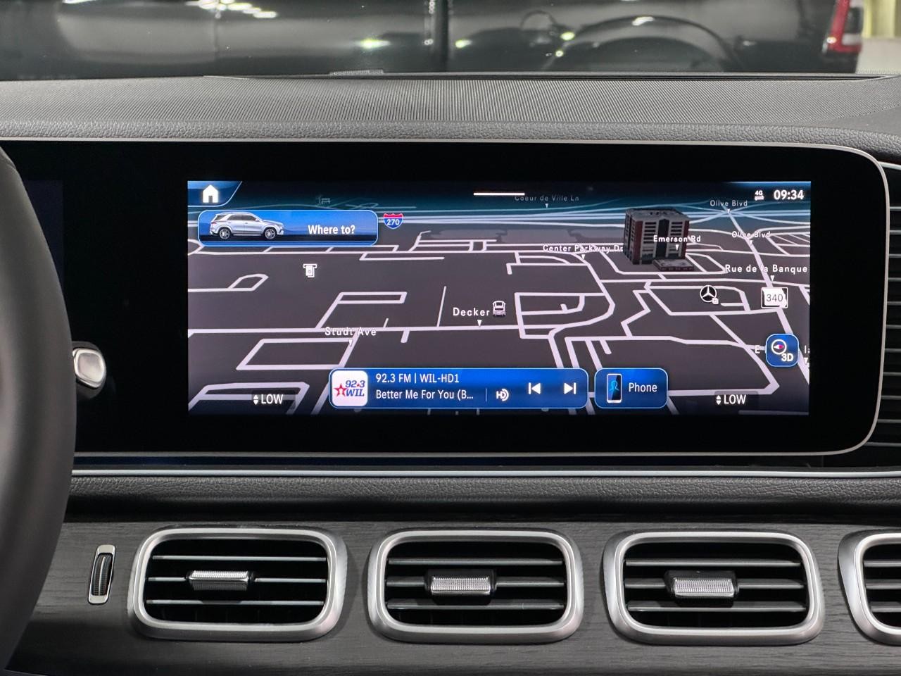 Mercedes-Benz GLE Vehicle Full-screen Gallery Image 14