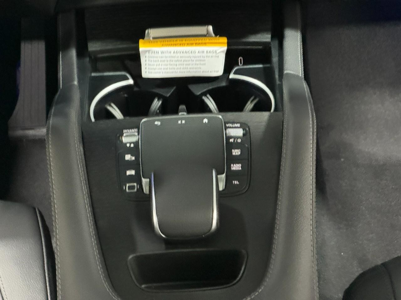 Mercedes-Benz GLE Vehicle Full-screen Gallery Image 16