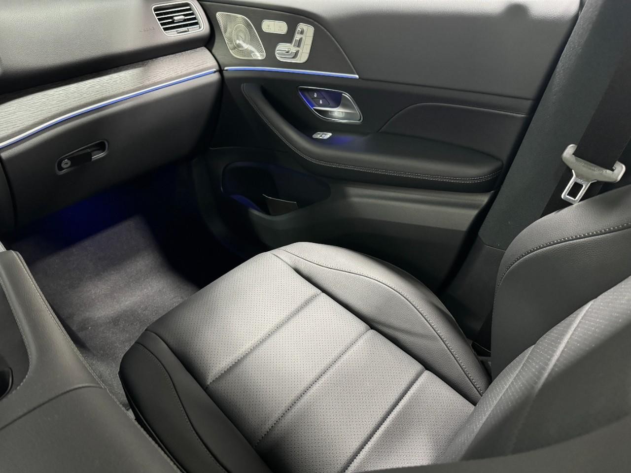 Mercedes-Benz GLE Vehicle Full-screen Gallery Image 17