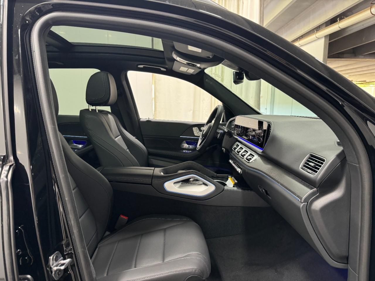 Mercedes-Benz GLE Vehicle Full-screen Gallery Image 18