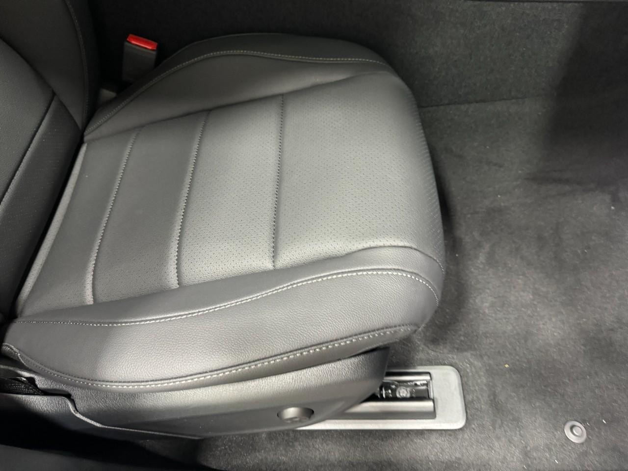 Mercedes-Benz GLE Vehicle Full-screen Gallery Image 19