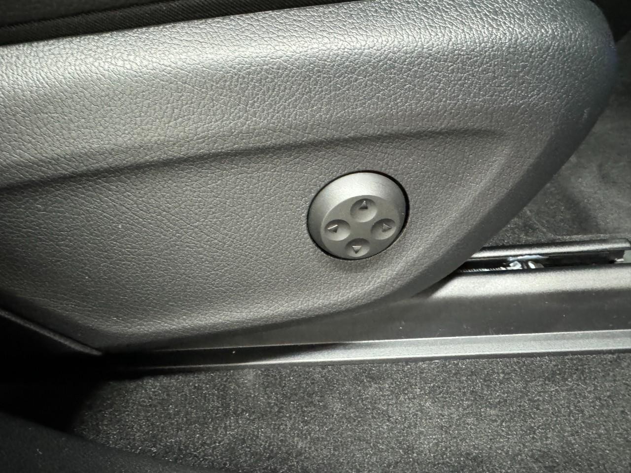 Mercedes-Benz GLE Vehicle Full-screen Gallery Image 20