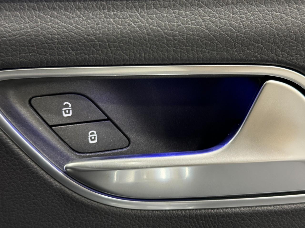 Mercedes-Benz GLE Vehicle Full-screen Gallery Image 22