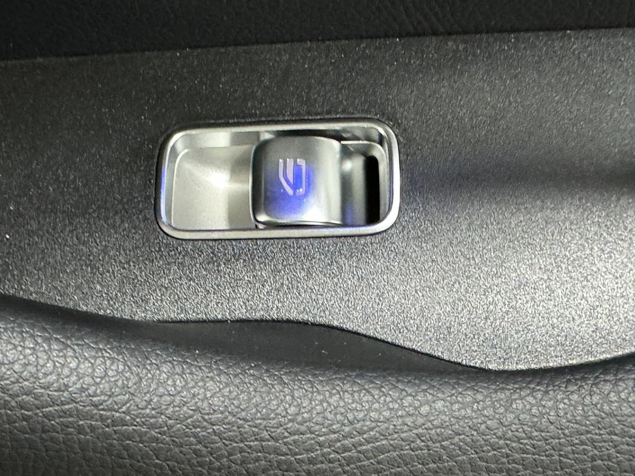 Mercedes-Benz GLE Vehicle Full-screen Gallery Image 23