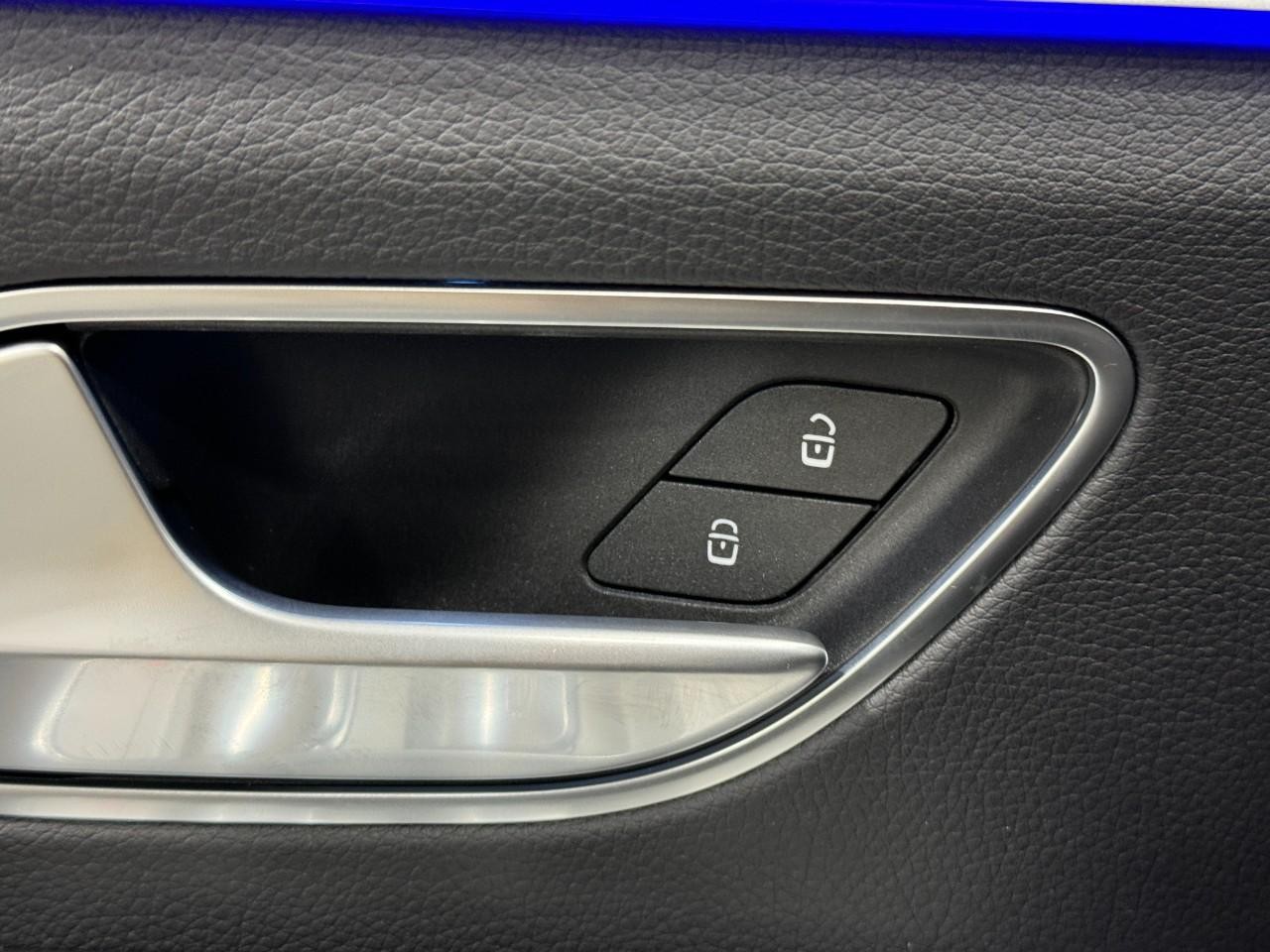 Mercedes-Benz GLE Vehicle Full-screen Gallery Image 26